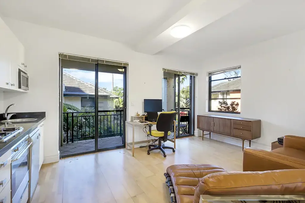 Bright & Private Apartment with Resort-Style Facilities, Walk to Victoria Cross Metro