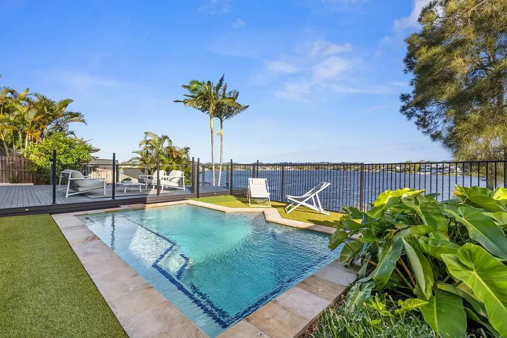 Burleigh Waters 5غرفة نوم Waterfront Family Oasis with Poolside & Lakeside Entertaining
