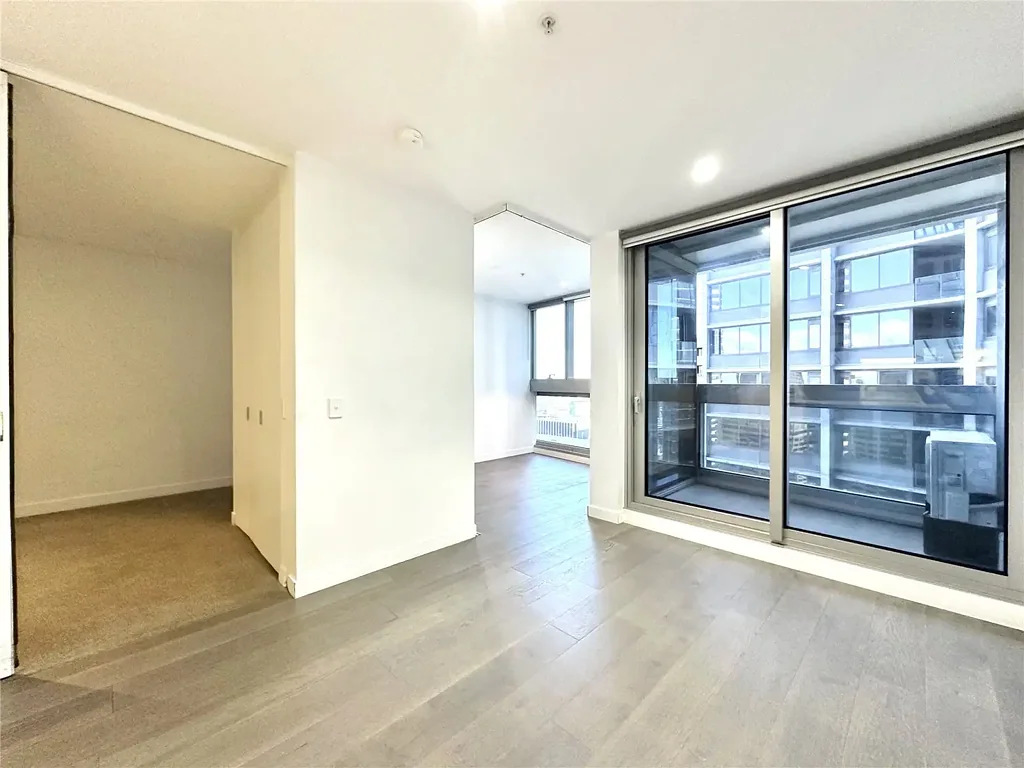 UNFURNISHED FLOORBOARD TWO BEDROOM APARTMENT LOCATED IN THE FIFTH APARTMENTS - MELBOURNE CBD !!!