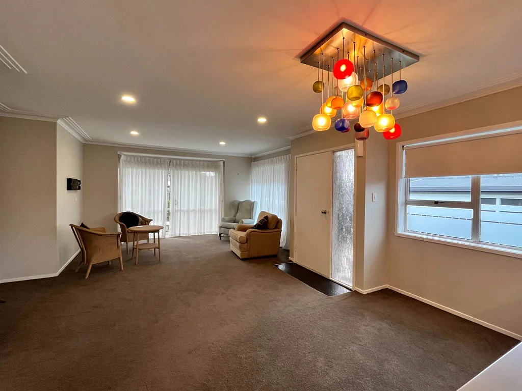 Single level unit with 2 bedrooms plus study i...