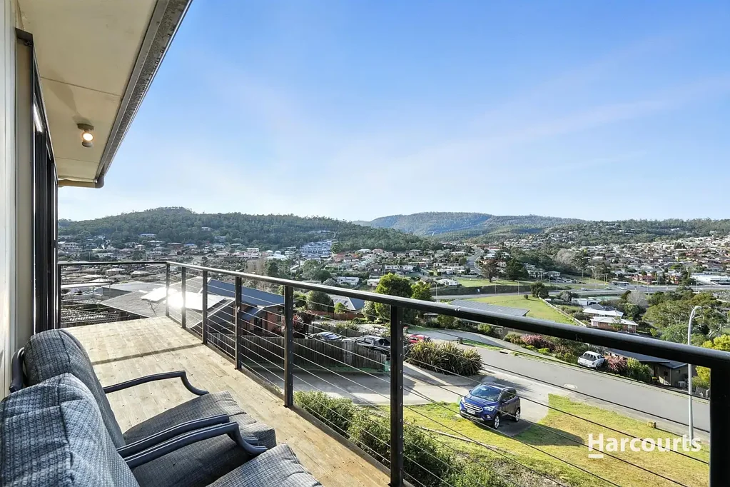 Geilston Bay 3 Bedroom Contemporary Living with Elevated Views in Geilston Bay