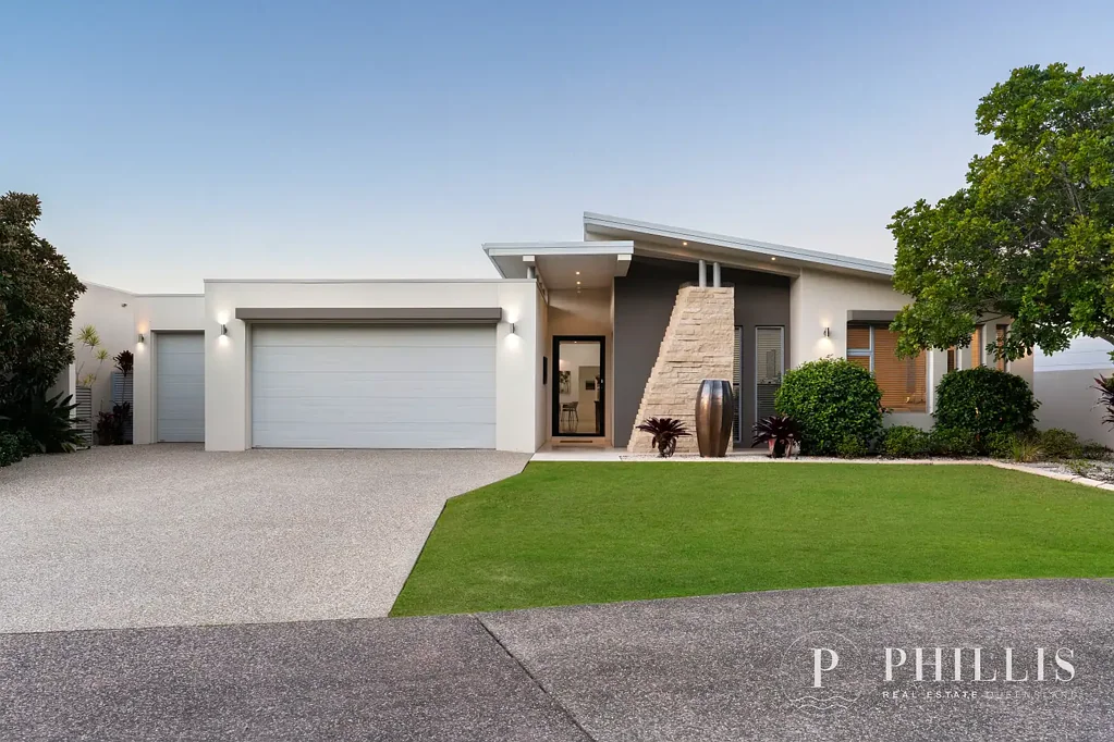 Hope Island 4 Slaapkamer Rare North-East Facing Waterfront. Single-Level Living. Effortless Sanctuary Cove Lifestyle.