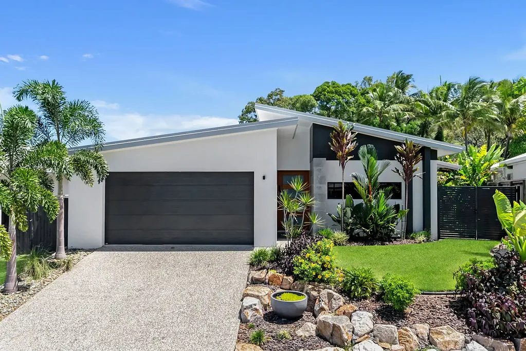 Trinity Beach 4房  Bespoke Home with Designer Finishes and Lush Landscaped Gardens