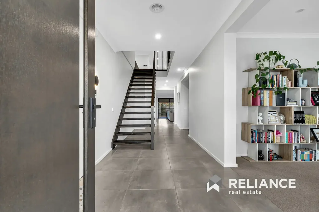 Rockbank 4房  512平方米的机会，42个方格的奢华，无尽的家庭回忆。  512m² of Opportunity, 42 Squares of Luxury, Endless Family Memories.