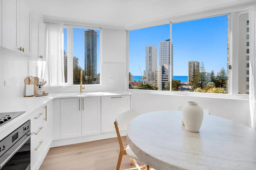 Surfers Paradise 2कमरा NEWLY RENOVATED EAST FACING APARTMENT WITH OCEAN, RIVER & CITY VIEWS