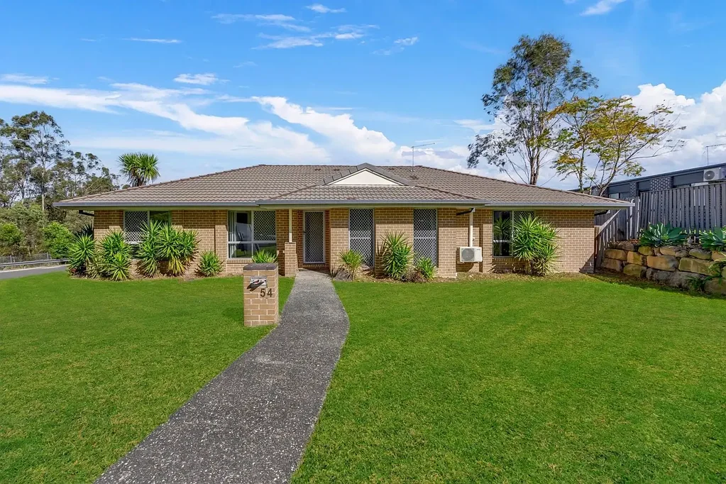 FIVE BEDROOM HOUSE IN IDEAL LOCATION WITH  SEPERATE LOUNGEROOMS