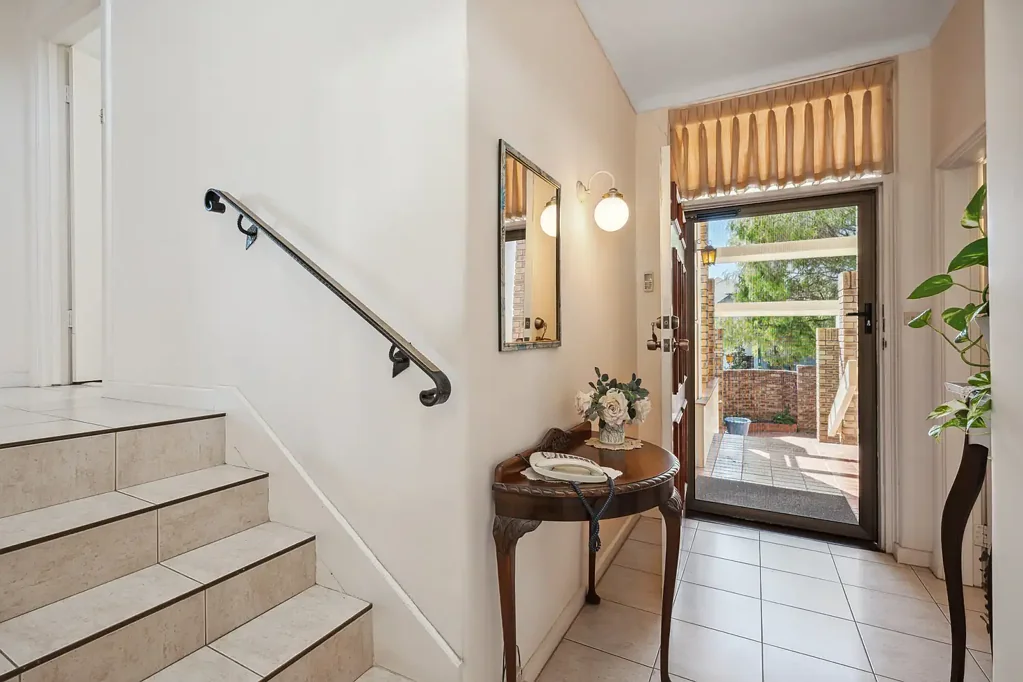 Como 4房  New to Market