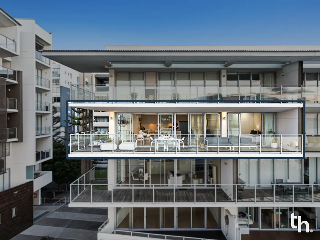 Newcastle 3 Bedroom Glamorous Waterfront Apartment With The Harbour on Full Display