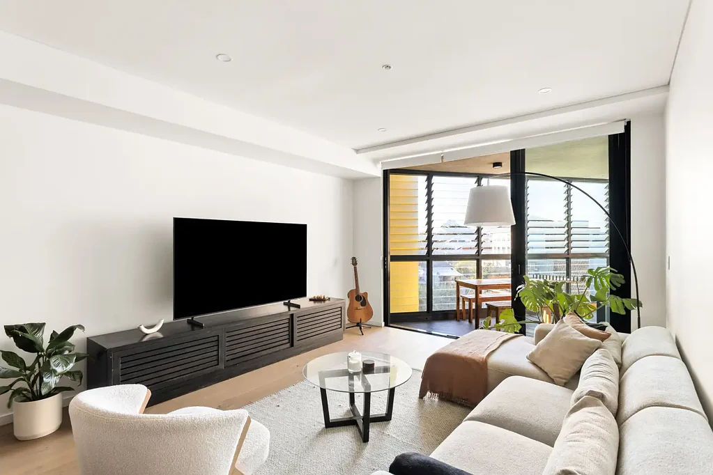 Wolli Creek 2房 新近开发现代公寓 最大化自然光线 开放式布局 精美大理石厨房 主卧带套间 私人阳台 专用学习区 全新烘干机 中央空调 安全停车位 Stylish Two-Bedroom + Study Apartment in Prime Wolli Creek Location