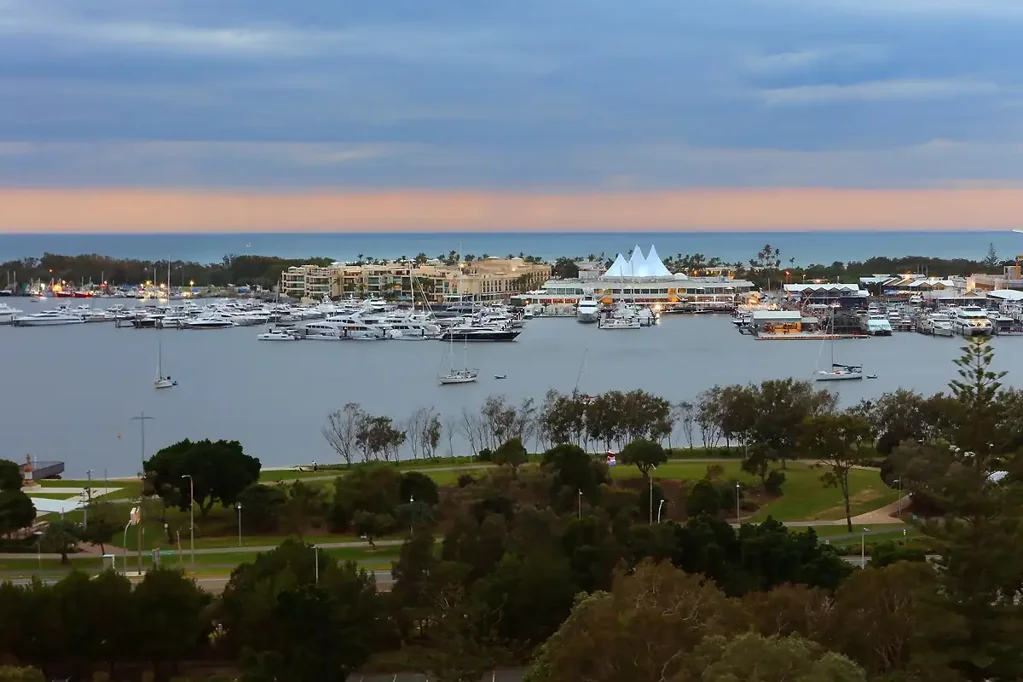 Southport 2침실 Wake Up to Water Views – Broadwater Bliss on the 13th Floor!