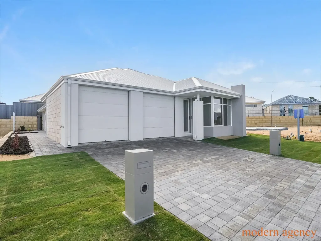 Stunning Modern House for Rent in the Desirable Neighborhood of Lakelands - Your Dream Home Awaits!"