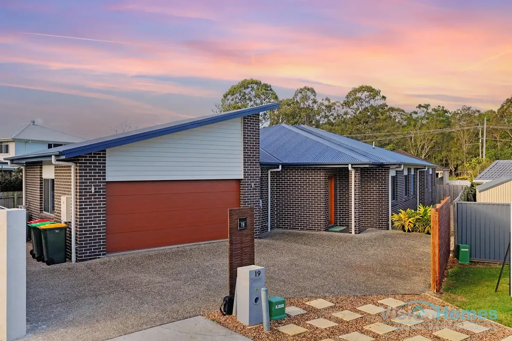 Bracken Ridge 4房 Bracken Ridge宁静社区 5年新宅 4卧主卧套 双车位 291平米屋顶覆盖 设计师厨房 瀑布石岛台 低维护 即刻入住 Modern Family Living with Premium Upgrades