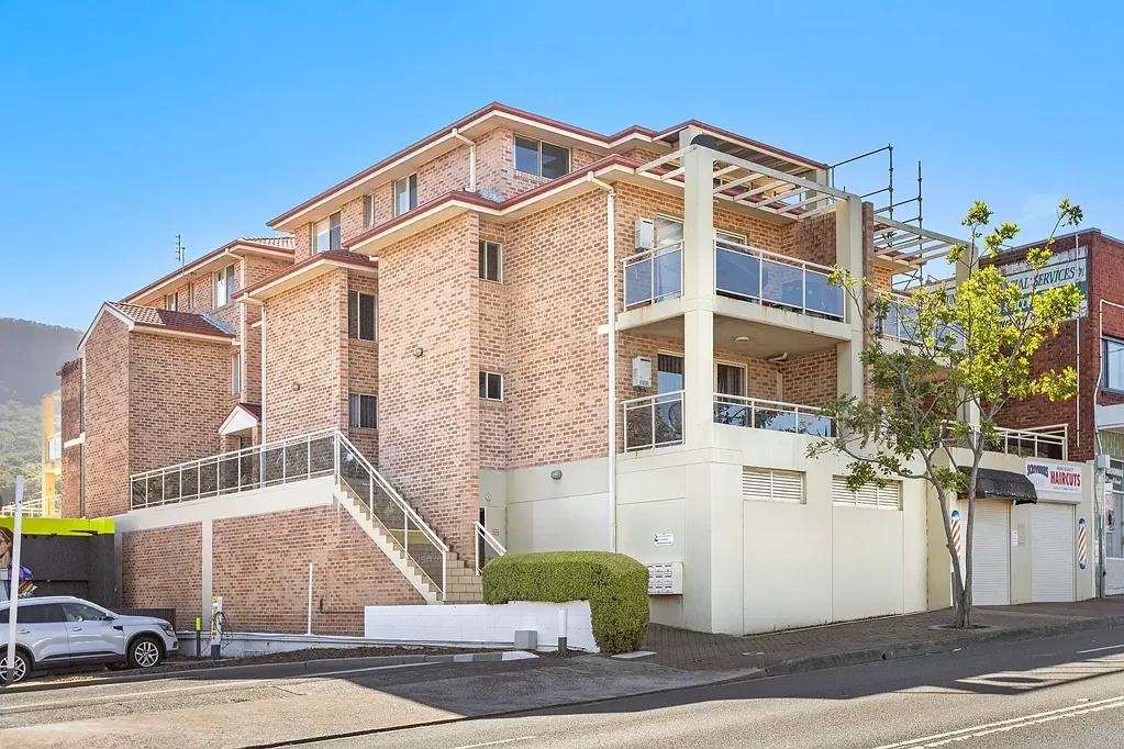 Corrimal 2房 中心地段采光佳 开放式起居阳台 街景卧室私密 主卧带储物阳台 双车位步行便利 Elevated Living, Everyday Convenience