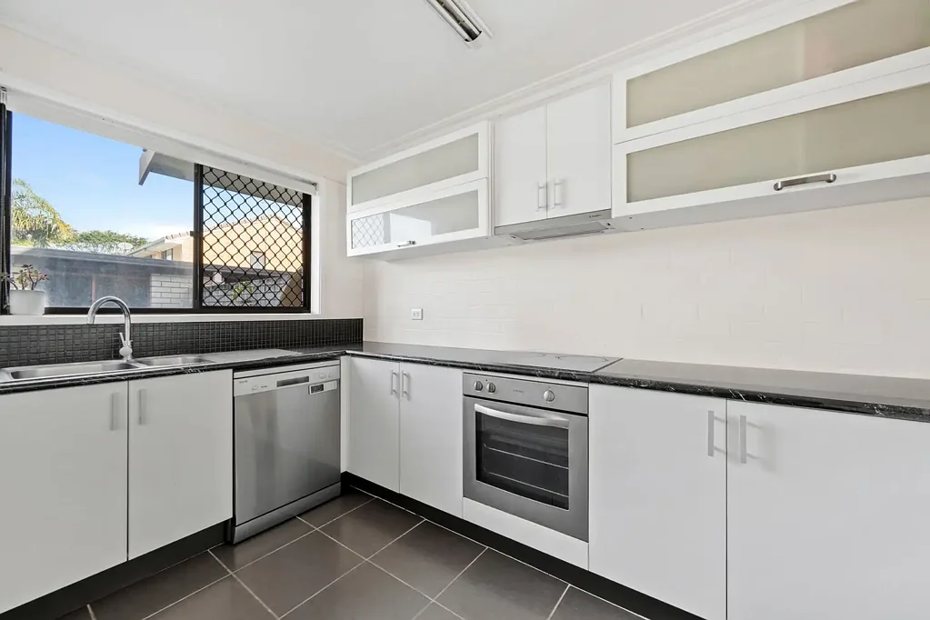 Mermaid Waters 2 Bedroom Absolute Central Mermaid Waters Townhouse