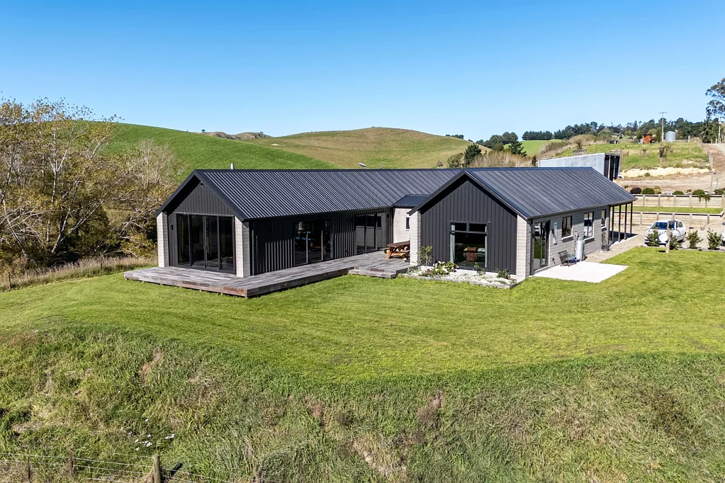 Ikawai  Substantial Modern Home Base & Lifestyle - 22ha