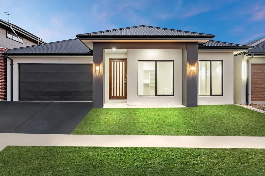 Clyde 4 Bedroom LUXURY LIVING IN CLYDE on 404m2 BLOCK . (Stamp duty buster)