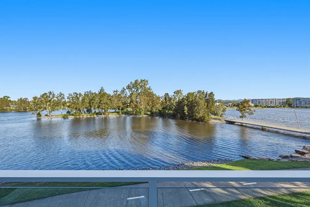 Varsity Lakes 2Zimmer Move-In Ready Waterfront Residence with Stunning 180° Lake Views!