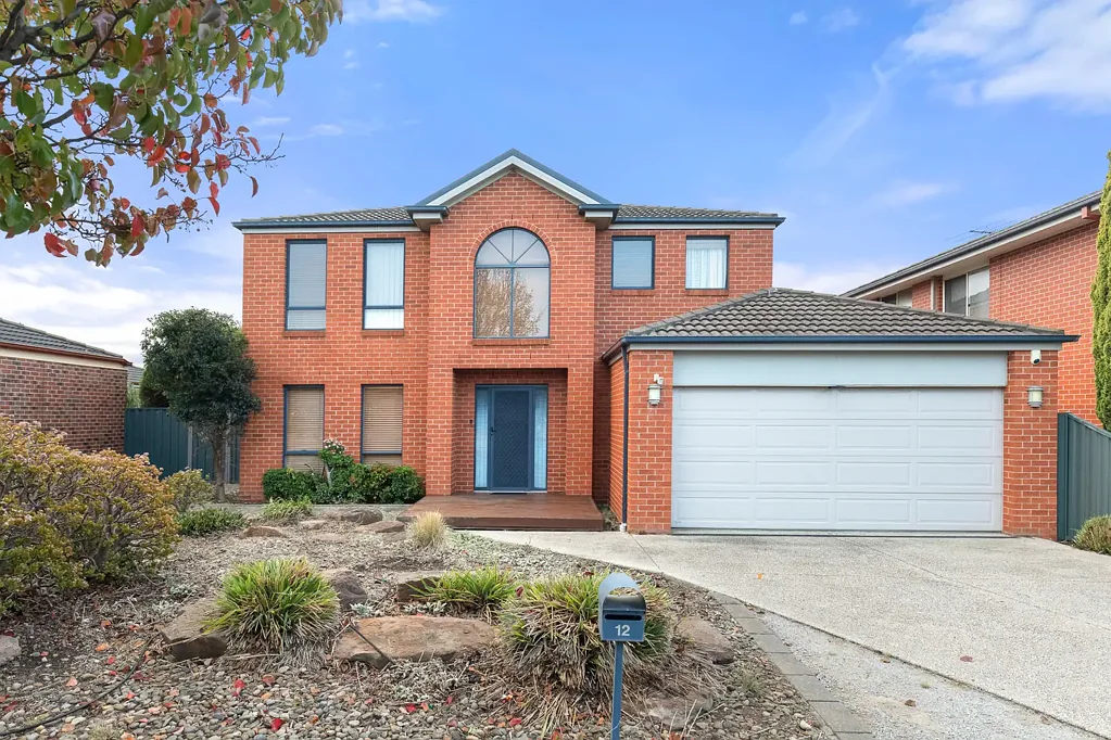 Spacious & Stylish Family Living in Prime Point Cook Location!