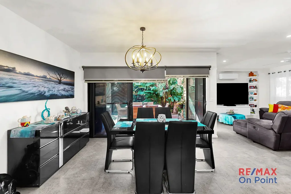 Macleay Island 2ਬੈੱਡਰੂਮ Immaculate Entertainer's Dream on 1,406m² - Water Glimpses & Walk to Beach!