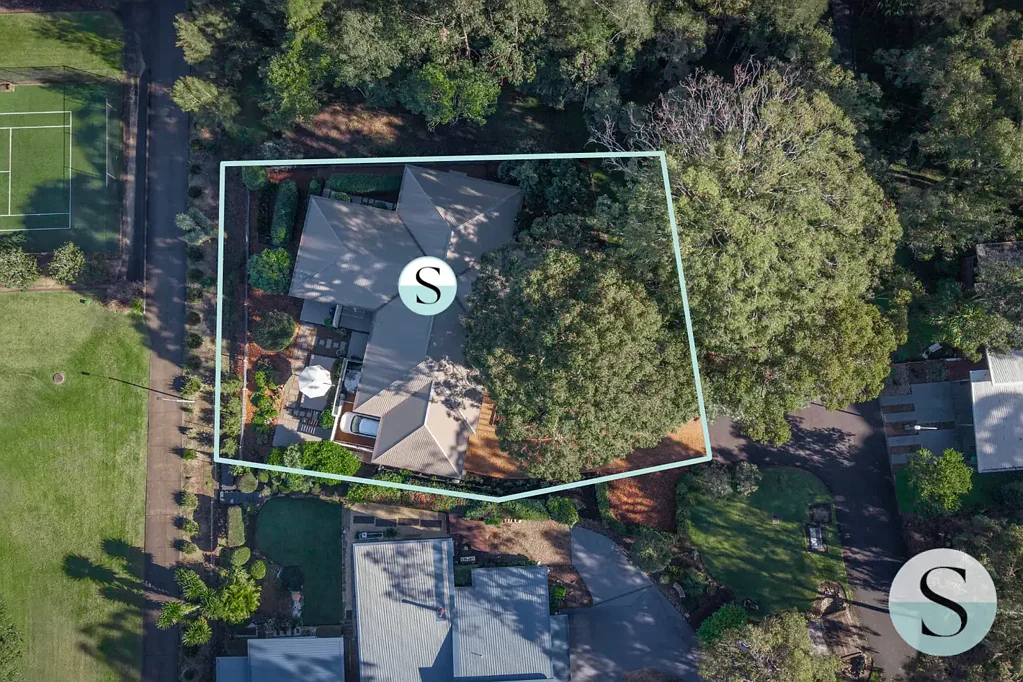 Murrays Beach 4 Bedroom Extremely Rare, Completely Single Level, Grand Proportions Home, Very Close to the Water's Edge & Looking Out to Nothing but Nature!