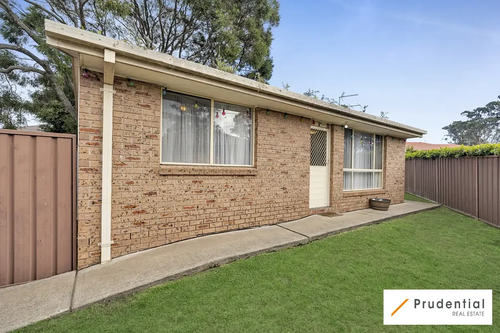Macquarie Fields 2房 低维护生活  私密庭院  现代L型厨房  两卧带柜  分体空调  带棚车位  静谧郊区  步行便利 Private & Low-Maintenance Living in a Quiet Suburban Setting