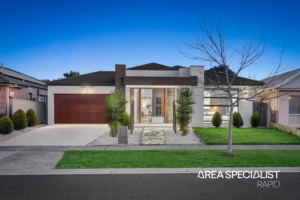 Cranbourne East 4房 四卧宽敞主卧套 现代厨岛电器 双车库太阳能 步行学校商圈 Exclusive Opportunity to Own This Stunning Residence!
