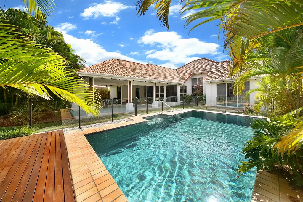BEAUTIFULLY PRESENTED HOME IN PELICAN WATERS