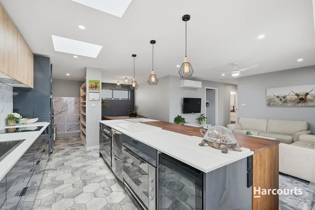 Howrah 6 Bedroom Dual Living, Iconic Views & Endless Opportunity on 954m²