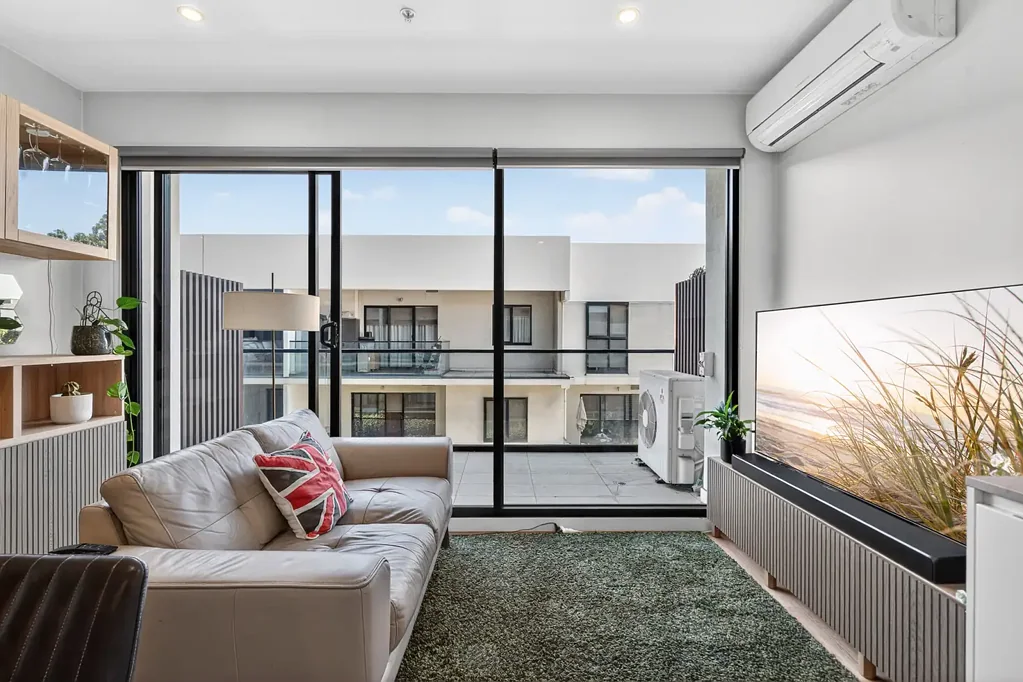 Richmond 1房 现代一居室公寓 安全停车位 连通性卓越 内城区位置 The Hub开发项目 Richmond生活方式区 咖啡馆餐饮便利设施 North Richmond Station步行距离 多条有轨电车 CBD MCG Victoria Gardens便捷 Smeg烤箱 分体式冷暖空调 开放式布局 自然光线 私人阳台 Modern Richmond Apartment with Exceptional Inner-City Connectivity