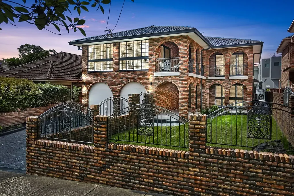 Strathfield 5غرفة نوم Fully renovated full-brick residence set along a prestigious tree-lined Boulevarde