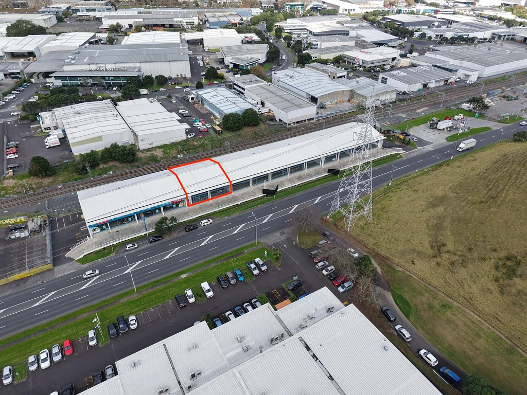 Mount Wellington High-profile showroom - 330sqm
