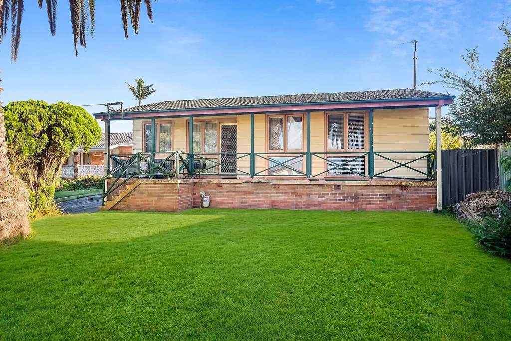 Shellharbour 3ห้องนอน Prime Coastal Opportunity on 670sqm. Renovate, rebuild or invest
