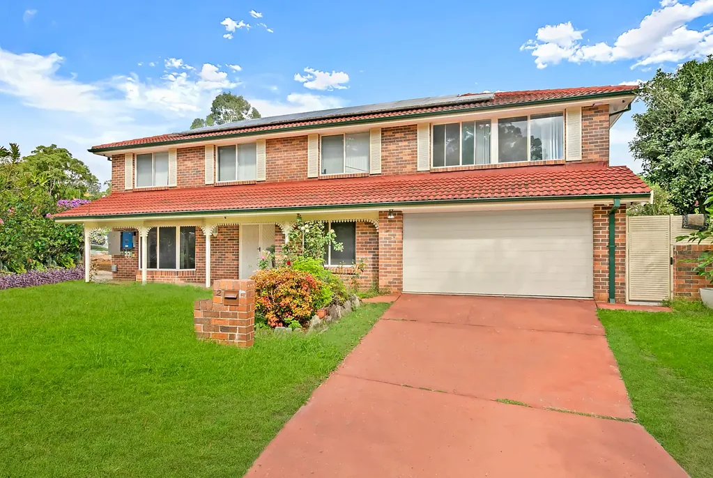 5 Bedroom House with Pool In a Prime Location