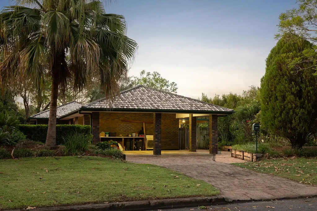 Karana Downs 4房 宽敞800m²地块 全屋精心翻新 四卧私密主卧套 多区生活空间 双车位车库 安全围栏庭院 Perfectly positioned in a peaceful pocket of Karana Downs