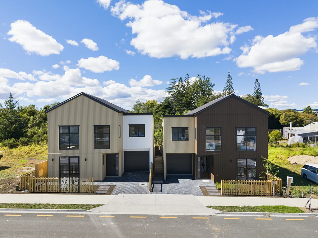 Karaka 4Kwarto Elegant Waterside Living - Park Green Location