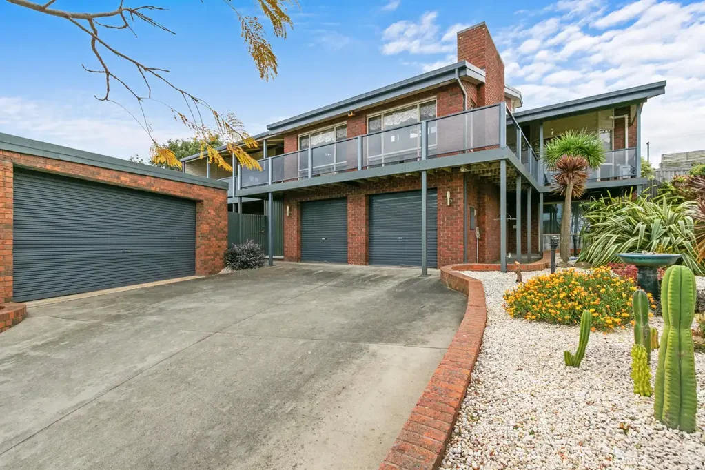 Lakes Entrance 4Moenga A Whole Lot of House