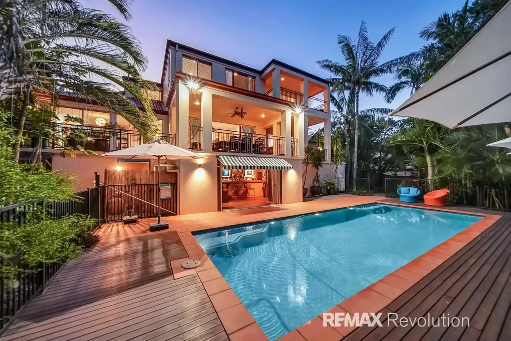 Shailer Park 5chambre Spectacular Hillside Retreat with Bushland Serenity In Prestigious sought-after location with Inground pool and total Privacy!