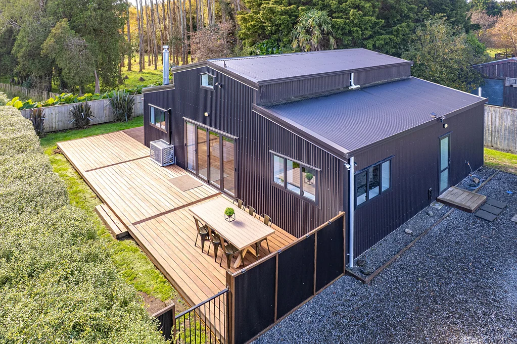 Aramoho 3 Slaapkamer Bold barn-style living with an industrial edge