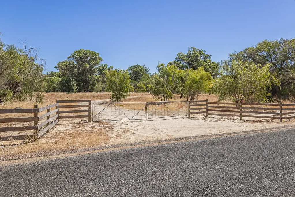 22 Holmes Road, Lake Clifton, WA 6215