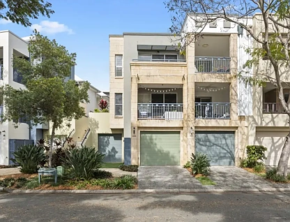 3310 Emerald Lakes, Carrara, QLD 4211, 3房, 2浴, Townhouse