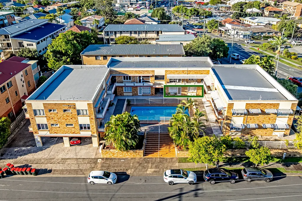 Coorparoo 2房 精品综合楼 东北朝向 海风环绕 开放式生活区 地下泳池 步行便利 Coorparoo核心 Ground Floor Gem Offering Space, Light & Lifestyle