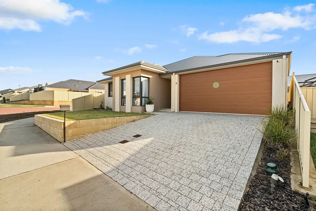 Madora Bay 4房  Spacious & modern family home.