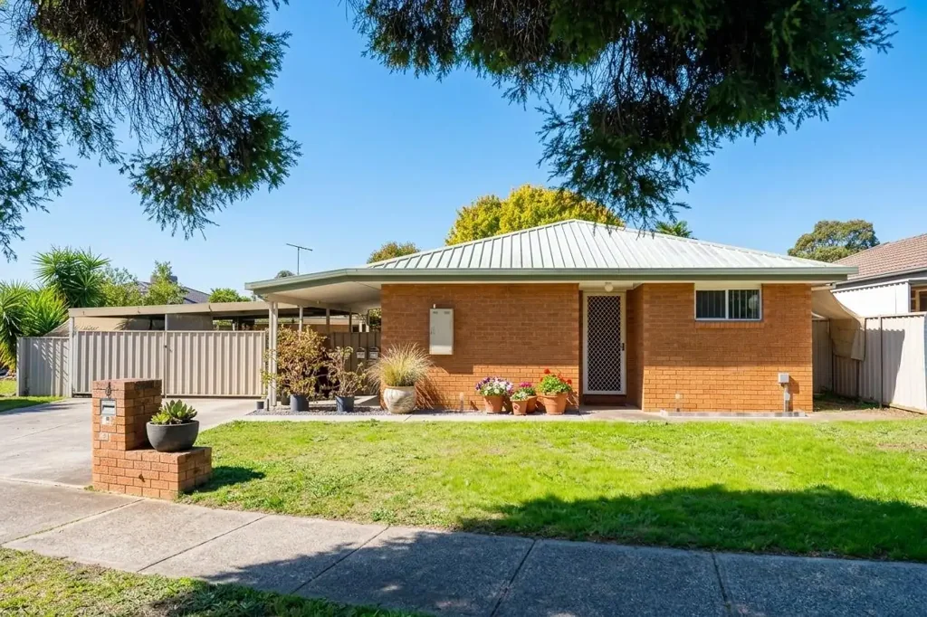 FAMILY HOME WITH EXCEPTIONAL SHEDDING