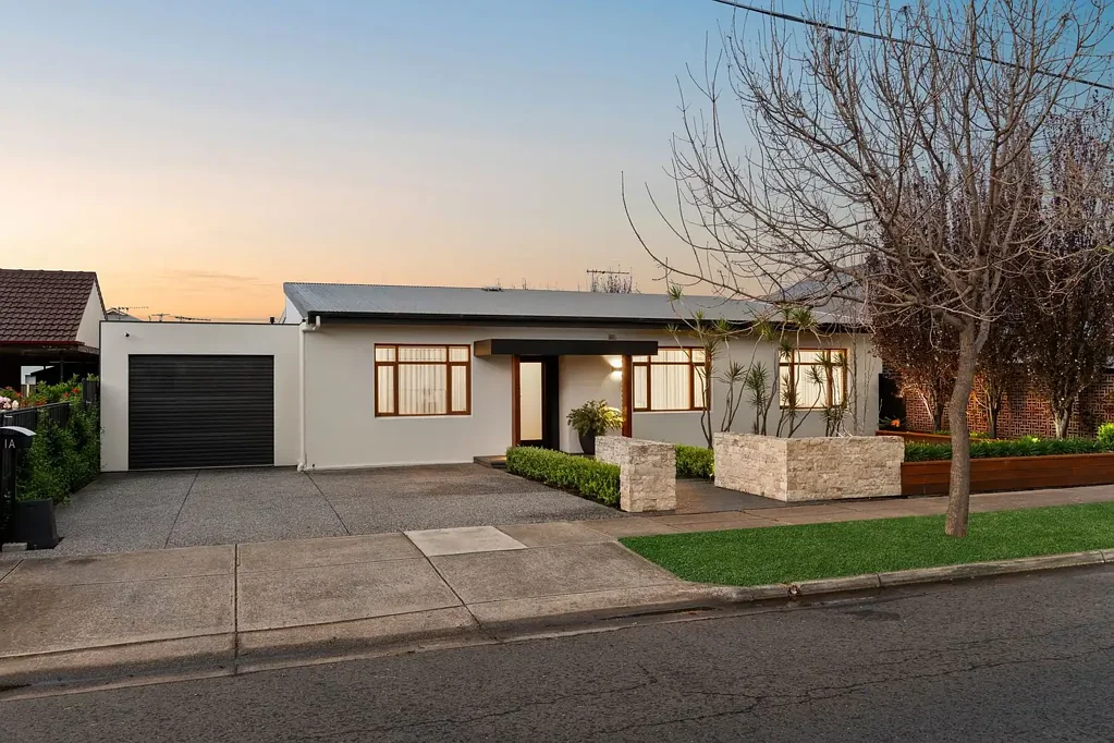 North Plympton 4침실 Sophisticated Living, Effortless Entertaining.