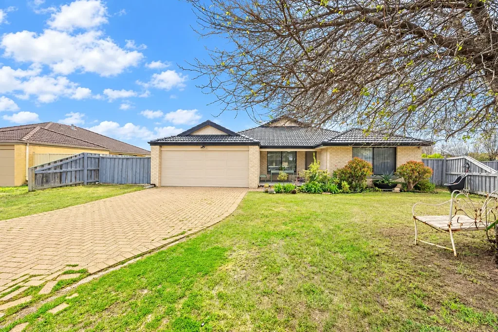 Australind 4 Bedroom FAMILY SPACE, SIDE ACCESS & FUTURE POTENTIAL ON APPROX. 829m2
