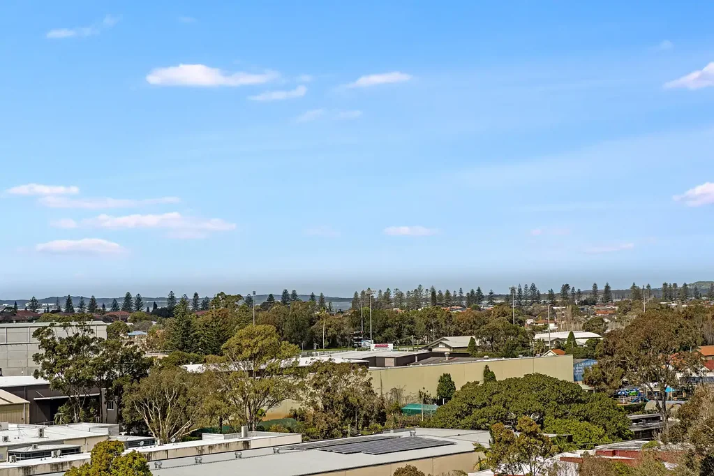 Rockdale 2房 精装修两居室 宽敞明亮 开放式布局 厨房便利 两卧带套间 私人阳台区域景观 综合楼设施齐全 交通便捷 Rockdale中心 Spacious Apartment with Elevated Views and Resort-Style Facilities