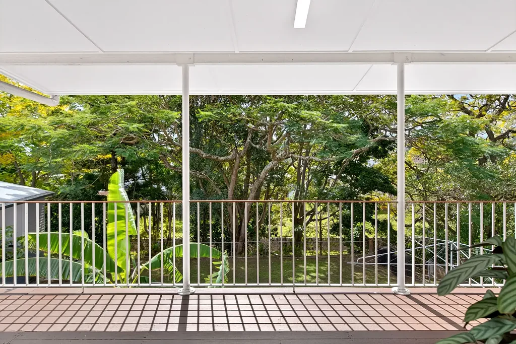 17 Oatland Crescent, Holland Park West, QLD 4121