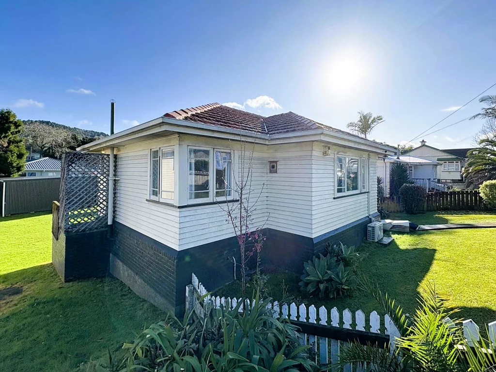 Spacious 4 Bedroom - Walk to Hospital!