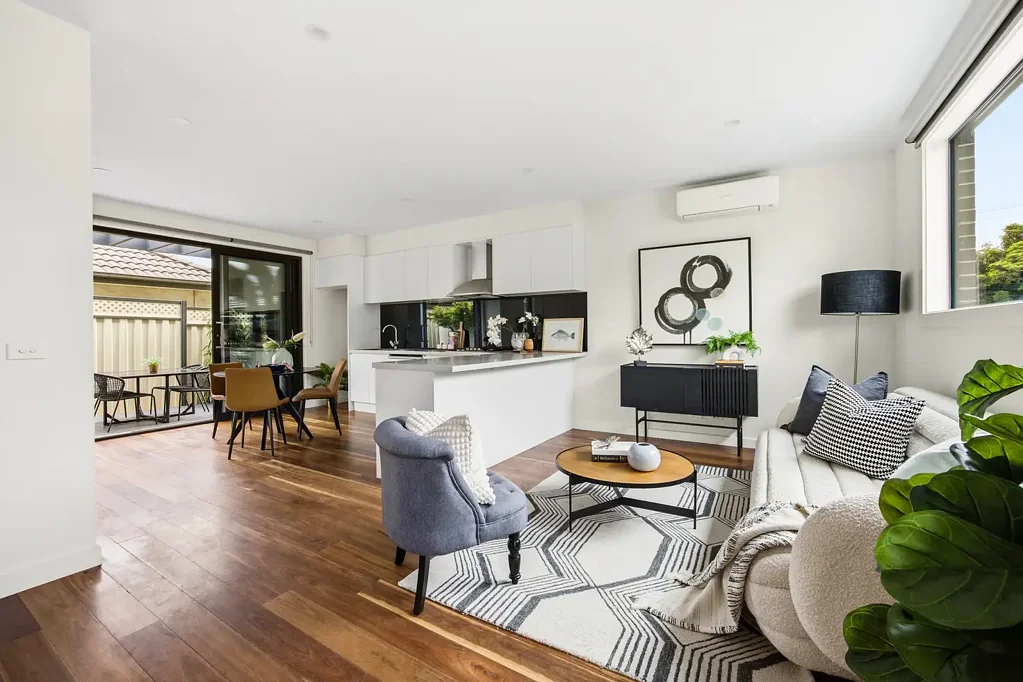 Reservoir 3房 现代设计精装修 三卧带主卧套房 开放式起居区 高天花板 石材台面厨房 高端电器 私人阳台 中心浴室 分体式冷暖 便捷交通 购物学校近 Modern Comfort and Style in a Prime Location