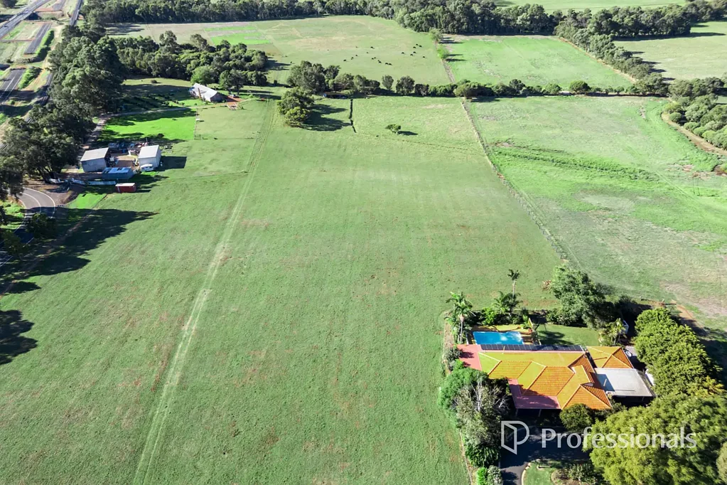 Burekup Country Lifestyle in A Peaceful, Picturesque Location on 8.90 Hectares!